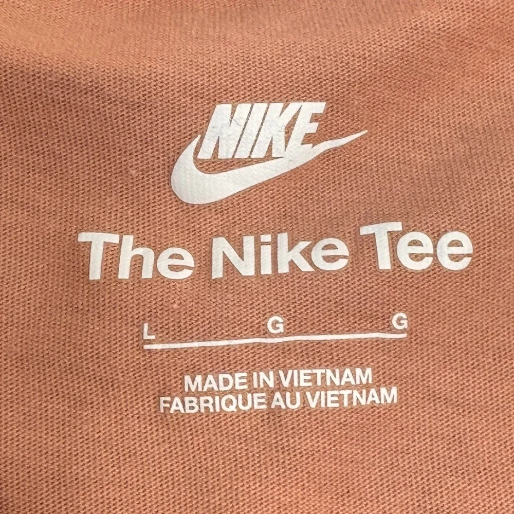 Nike Sportswear Men's Embroidered Futura Logo T-Shirt‎ Peach Orange Large AR4997